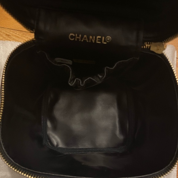 Authentic Chanel vanity case/bag in lambskin with chain - Picture 15 of 16